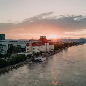 Hilton Waterfront Отель